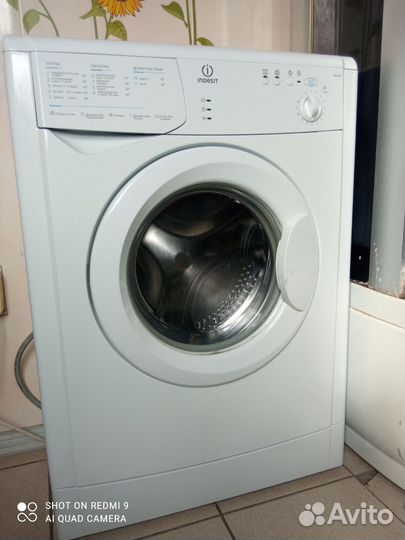 Стиральная машина узкая в рабочем состоянии