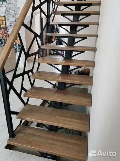 Лестница из ясеня на металлическом каркасе