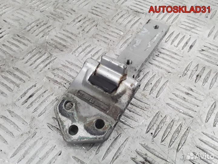 Петля двери багажника Volkswagen Caddy 2K0827151C