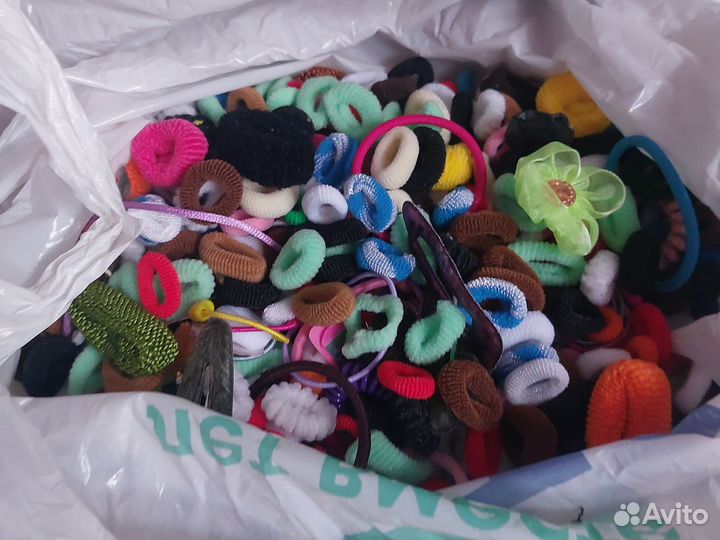 Целая коробка резинок, заколок новое