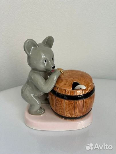 Фарфоровая статуэтка