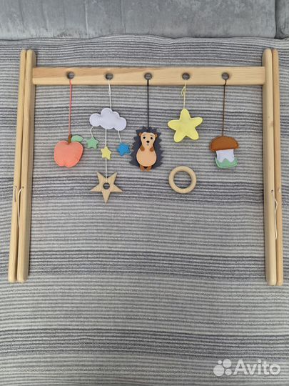 Мобиль деревянный с игрушками из фетра