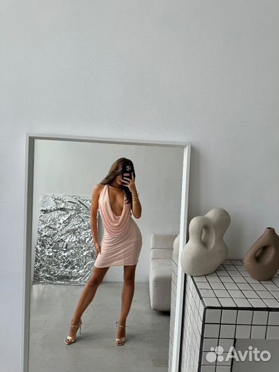 Вечернее платье с отрытым декольте