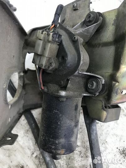 Моторчик стеклоочистителя передний Nissan Serena