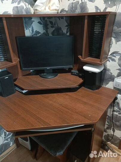 Компьютерный стол и компьютер