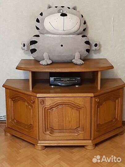 Тумба под телевизор из массива дуба