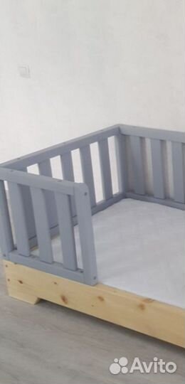 Детская кровать с защитным бортиком