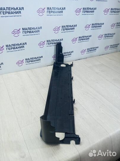 Воздуховод (дефлектор) радиатора нижний BMW 8