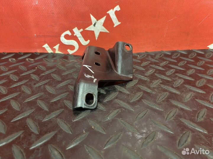 Кронштейн решетки радиатора правый Volvo FH