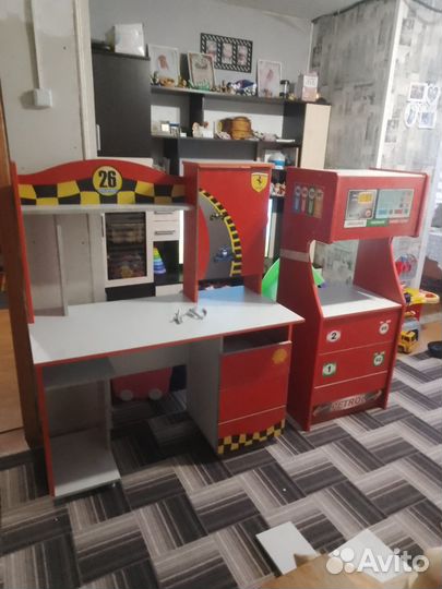 Детский стол с ящиками