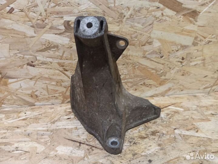 Кронштейн двигателя правый VW Passat B5, Audi A4