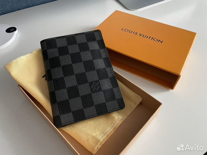 Обложка на паспорт Луи