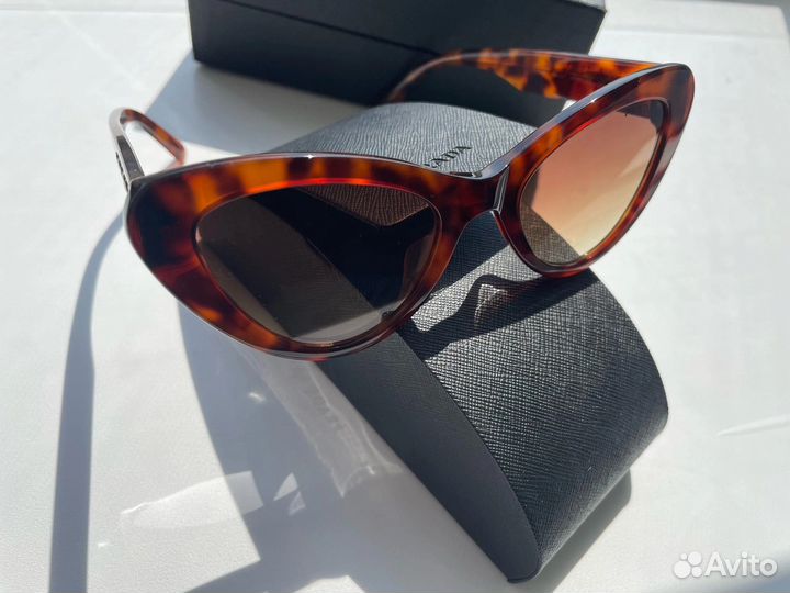 Солнцезащитные очки женские prada