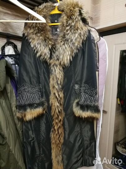 Зимнее пальто с мехом енота