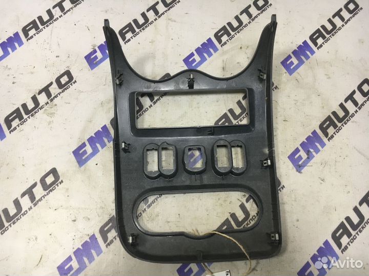 Рамка магнитолы Рено Логан 1