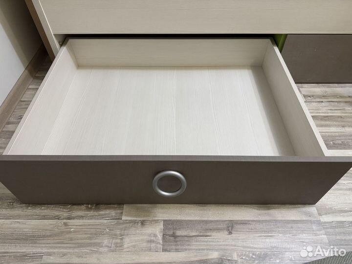 Мебель в детскую: кровать двухъярусная, шкаф