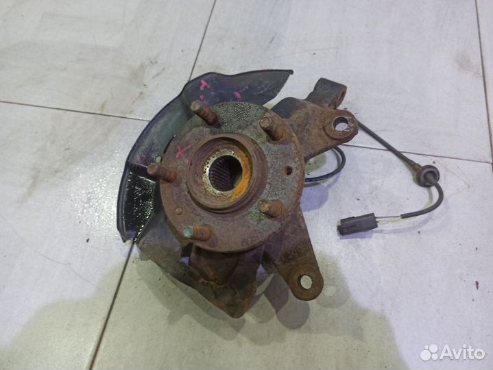 Кулак передний правый