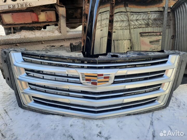 Капот Cadillac Escalade 4, решетка радиатора