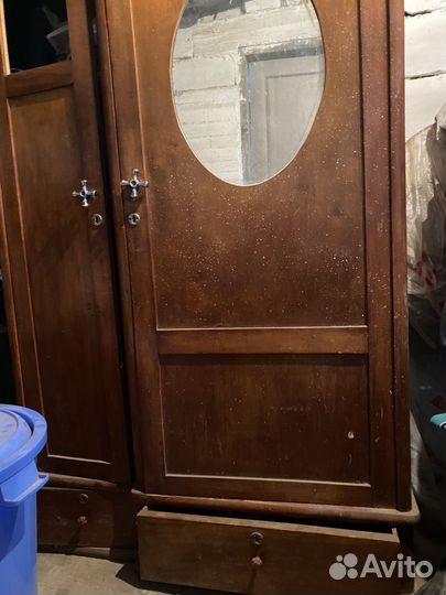 Винтажный платяной шкаф