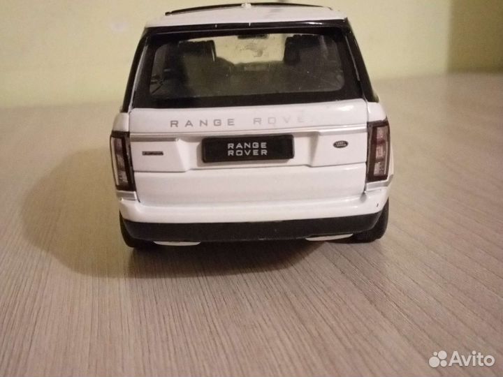 Игрушечная машина белая