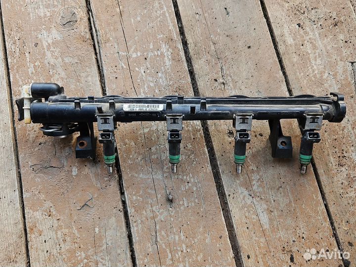Рампа (рейка ) топливная с форсунками Форд Фокус