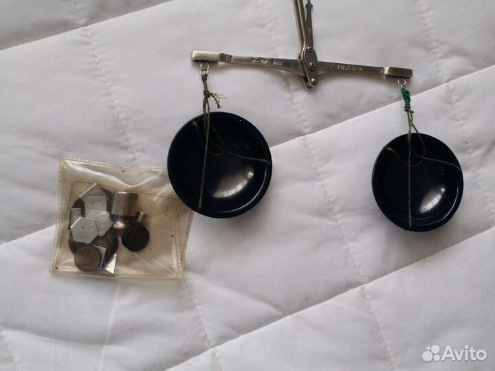 Аптекарские или ювелирные весы