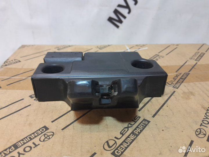 Замок крышки багажника Toyota Camry 70