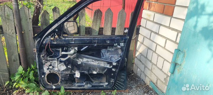 Дверь передняя правая на LADA Priora