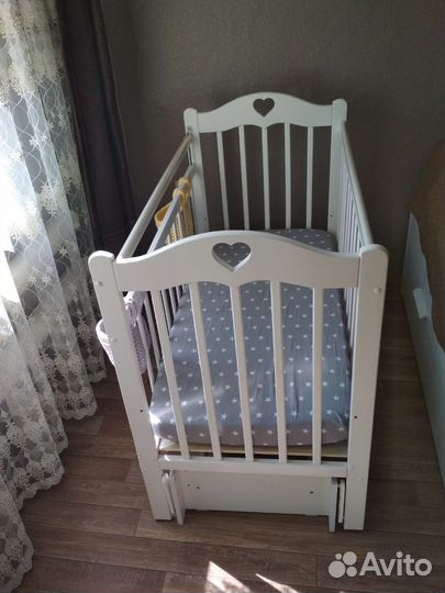 Детская кроватка с маятником