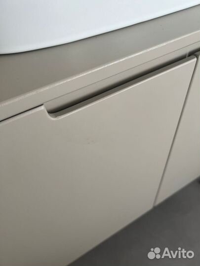 Раковина с тумбой и зеркалом