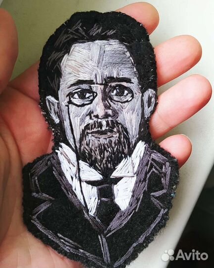 Вышитая брошь Чехов