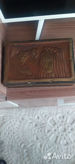 Шкатулка деревянная с чеканкой