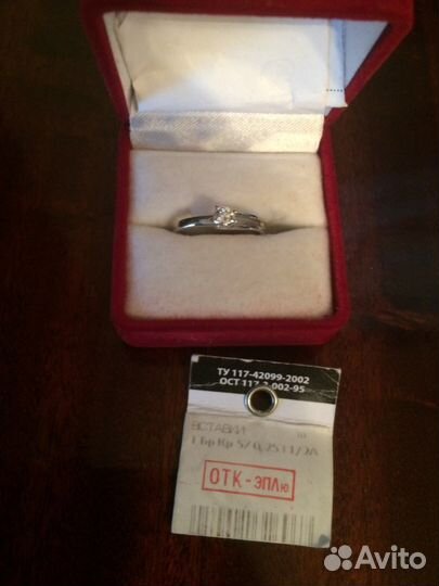 Кольцо с бриллиантом