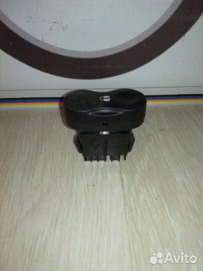 Кнопка блокировки салона Renault sandero