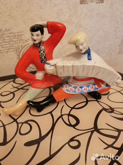 Фарфоровая статуэтка 