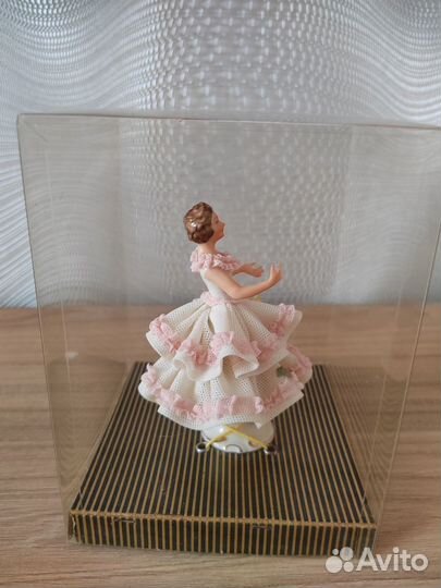 Статуэтка фарфор