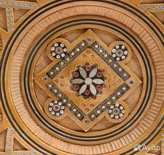 Старинная декоративная резная тарелка со стразами