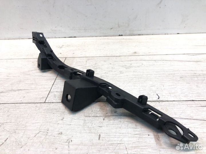 Крепление бампера переднее правое Mercedes