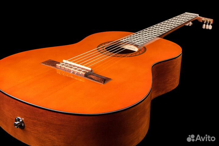 Классическая гитара (аксессуар в подарок)