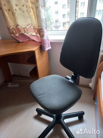 Стул на колесиках