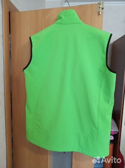 Жилетка не промокаемая на флисе новая