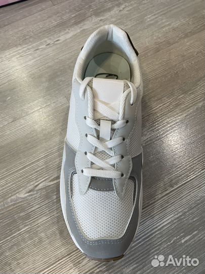 Кроссовки женские