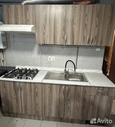 Кухня с вытяжкой, мойкой и печкой