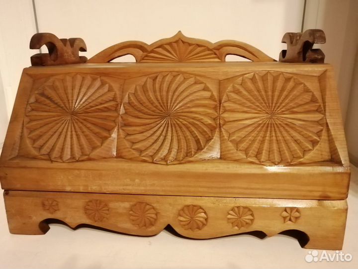 Хлебница резная