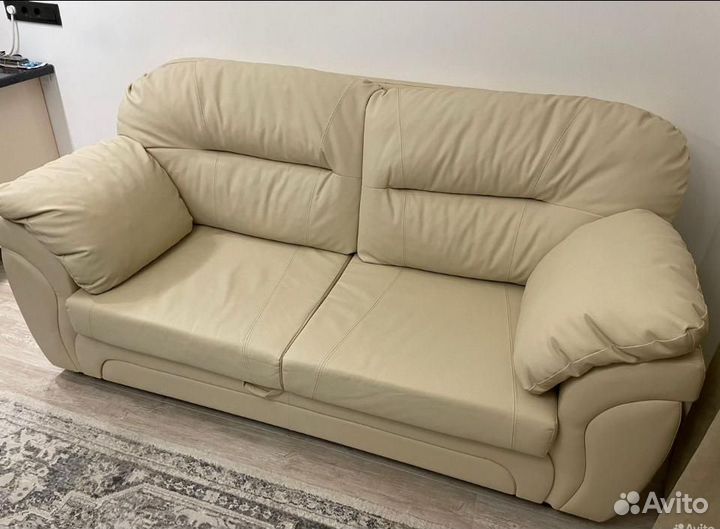 Кожаный диван