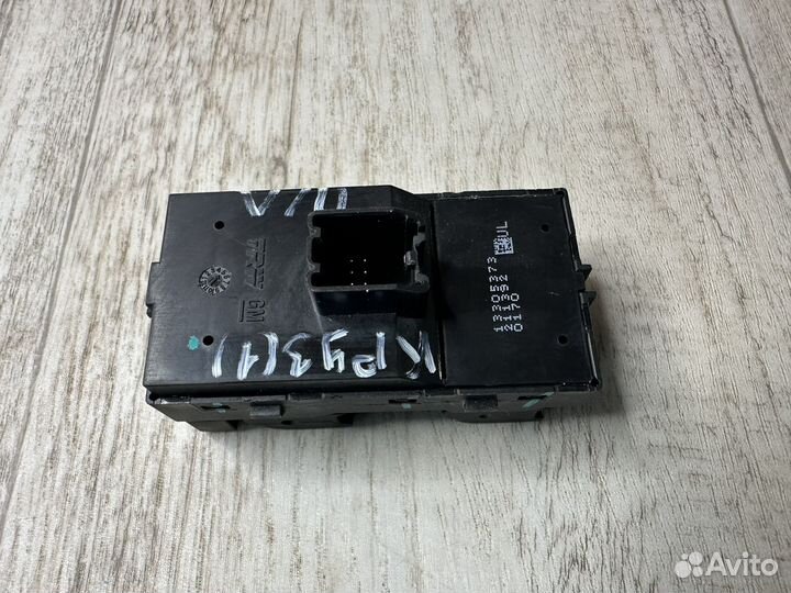 Блок управления стеклоподъемниками Chevrolet Cruze