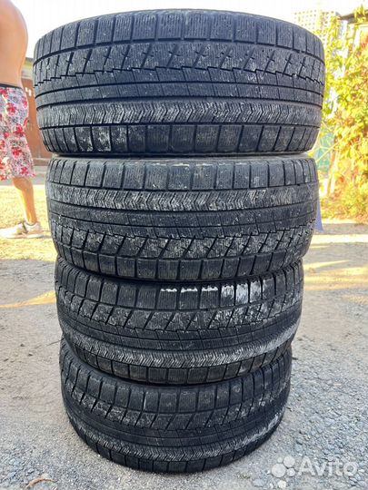 Bridgestone Blizzak VRX 235/45 R17 97H