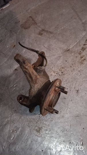 Кулак передний правый Mitsubishi Carisma рест