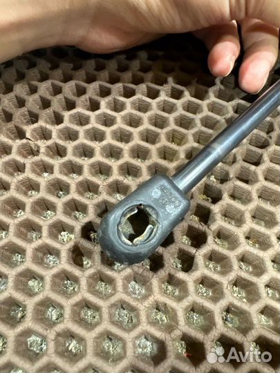 Амортизатор багажника задний Skoda Fabia 2