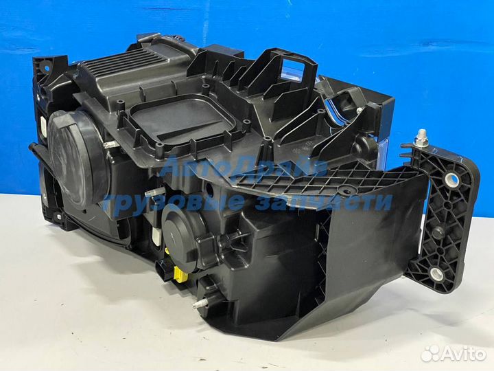 Фара головного света Рено Премиум правая